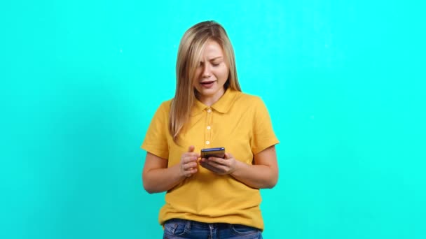 若い女性は電話でメッセージを傍受し、広く笑顔 — ストック動画