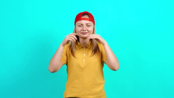 De onverschillige jonge vrouw die haar oren bedekt met haar hand en bla bla bla bla zegt — Stockvideo