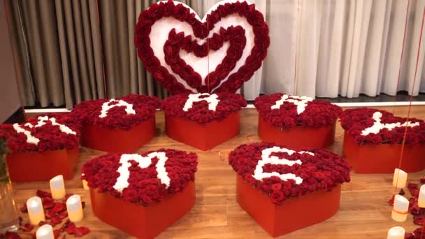 Evlilik başvuruları için romantik dekor unsurları. Bir sürü kalp şeklinde gül.. — Stok video