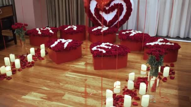 Éléments de décoration romantique pour les demandes de mariage. Beaucoup de roses en forme de coeur. — Video