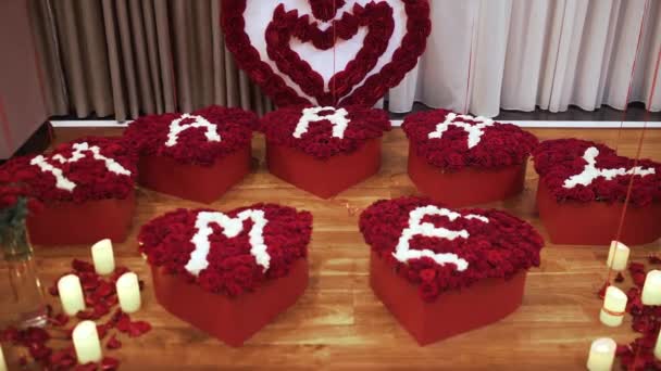 Éléments de décoration romantique pour les demandes de mariage. Beaucoup de roses en forme de coeur. — Video