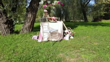 Evlilik başvuruları için romantik dekor unsurları. Romantik açık hava yemeği.