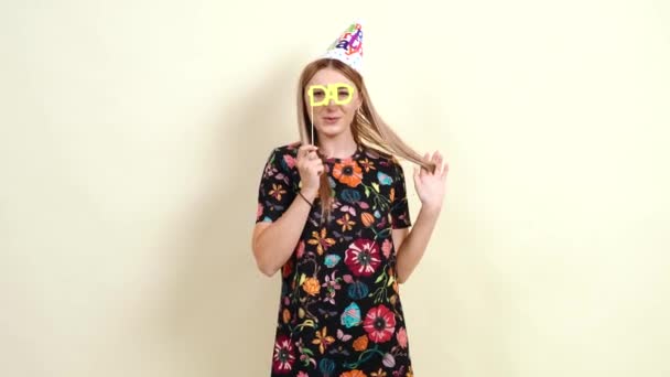 Die reife junge Frau hat Spaß an ihrem Geburtstag. — Stockvideo
