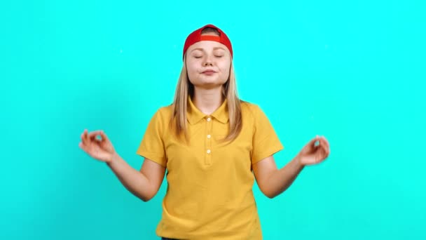 La joven mujer mantiene sus dedos en forma de yoga, trata de relajarse, calmarse — Vídeo de stock