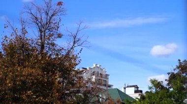 Zaman bir evin penceresinden geçer. Arka planda yeni, güzel bir çatının üstünde