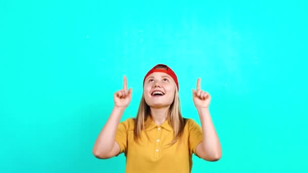 Die bescheidene junge Frau zeigt mit dem Finger auf den Kopierraum — Stockvideo