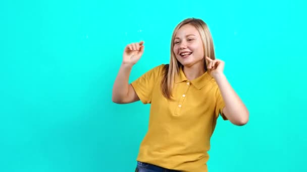 Skromná mladá žena se baví a pohrává si s úsměvem — Stock video