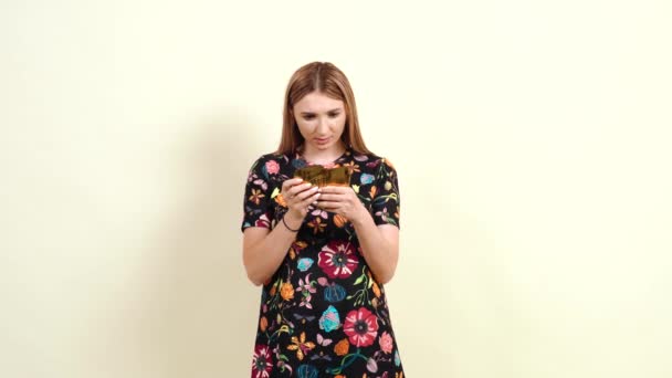 Видео девочка играет в карты игровые аппараты поросята - онлайнг бесплатно