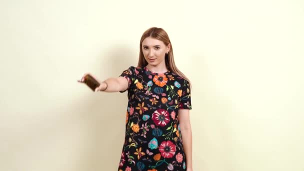 Wanita muda kaukasia di studio dengan latar belakang berwarna krem — Stok Video