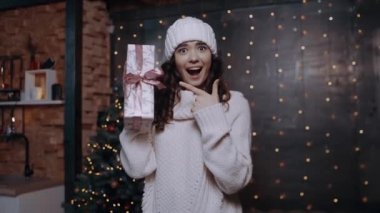 Geniş gülüşlü güzel bir genç. Yanında genç bir kadın vardı.