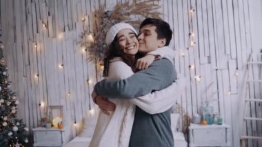 İçerideki iki genç aşığın portresi, Noel 'de sıcacık kucaklaşıyorlar..