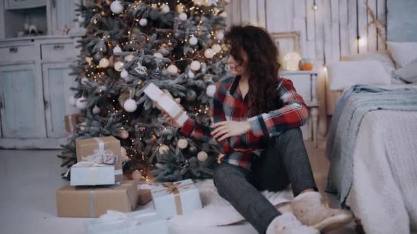 Slow Moushen mit einer jungen Frau, die vom Weihnachtsmann beschenkt wurde — Stockvideo