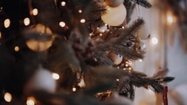 Noel ağacına yakın çekim. Yeni yıl arifesinde, karla kaplı bir Noel.