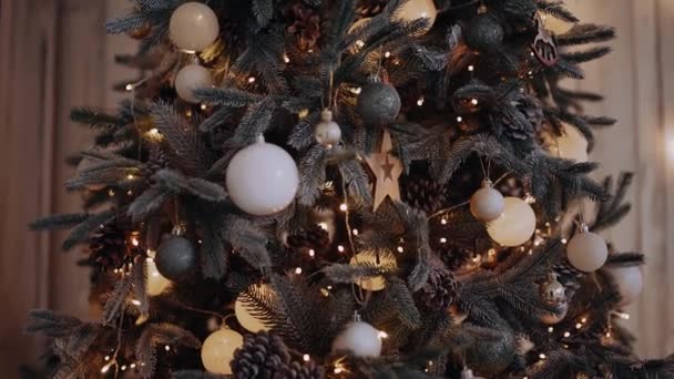Feche uma árvore de Natal luzes brilhando à noite. Ano Novo abeto com decorações e iluminação. — Vídeo de Stock