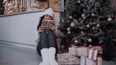 Beyaz şapkalı ve kalın kışlık elbiseli karizmatik genç kadın.