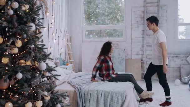 Amplio marco de tío lateral con una pareja romántica en Nochevieja — Vídeo de stock