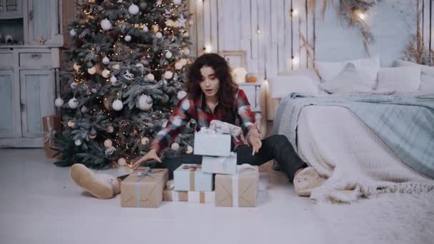 Lento moushen con una giovane donna gessosa che ha ricevuto un regalo da Babbo Natale, Sorrisi ampi ed eccitati — Video Stock