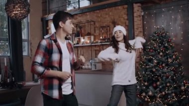 Genç çift evde güzel bir şekilde dans ediyor oturma odasında. Bir gece önce çok eğlendi..