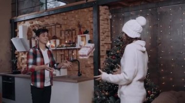 Çiftler Noel gecesi birbirlerine hediye atarak eğleniyorlar..