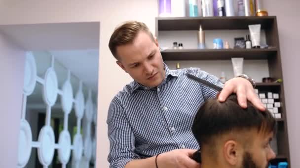 Стильный мужчина сидит парикмахерская Парикмахер Парикмахер Женщина стрижет его волосы. — стоковое видео