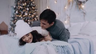 İki genç romantik ve neşeli kız ve erkek yatakta iyi eğlenceler..