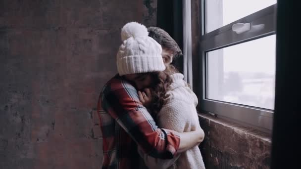 Retrato de duas pessoas felizes apaixonadas vestindo roupas de inverno, se divertindo juntas — Vídeo de Stock