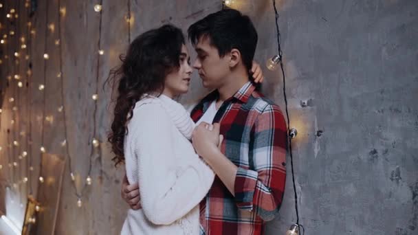 O casal romântico apaixonado sente a felicidade relacionada com o romance passado juntos na véspera de Natal — Vídeo de Stock