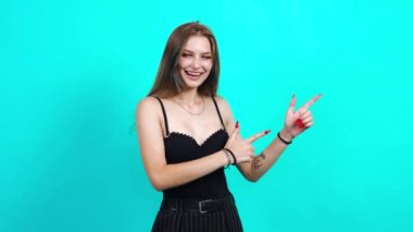 Neşeli kadın sol tarafında parmakları olan bir ürünü tavsiye ediyor. Çekici kız.