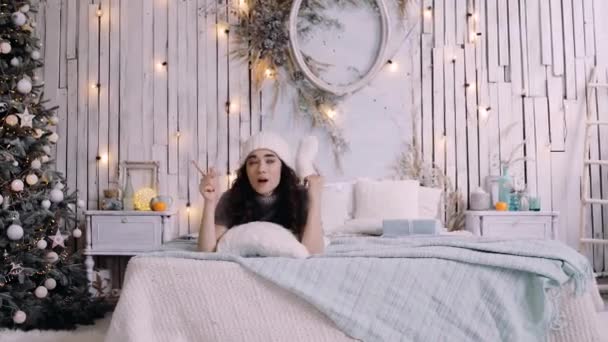 A vidám tinédzser otthon táncol és énekel a hálószobában — Stock videók