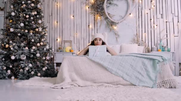 悲しいと退屈ティーンで自宅でベッドルームは隔離で一人で新年を祝う — ストック動画