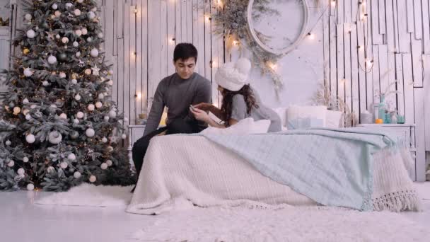Giovane coppia che celebra il Natale online con gli amici a causa della pandemia Covid 19 — Video Stock