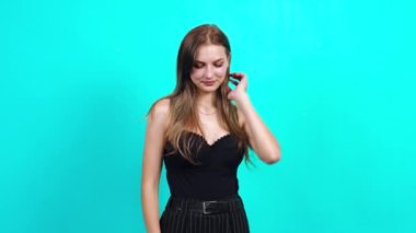 Aşık genç öpüşür ve elleriyle bir kalp yapar..