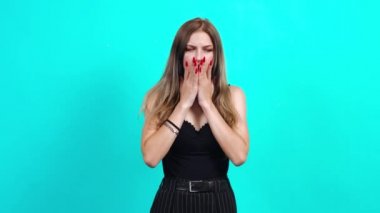 Meditasyon yapan ve yeni fikirler üreten, yeni çözümler üreten bir kadın..