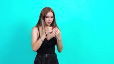 Genç kızın boğaz ağrısı ve öksürüğü var, kendini hasta hissediyor..