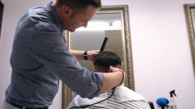 Profesyonel berber, kesicinin nasıl infaz edilmesi gerektiğini müşteriyle konuşur..