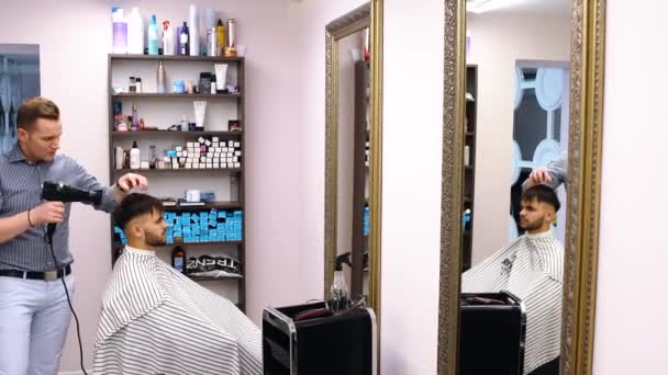 Seorang penata rambut berpengalaman baru saja menyelesaikan pekerjaannya. — Stok Video