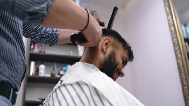 Un professionnel fait son travail avec grand plaisir. Ils sont dans un salon de beauté personnel. — Video