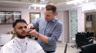 İki berber ve iki hippi üzerinde çalışıyor..