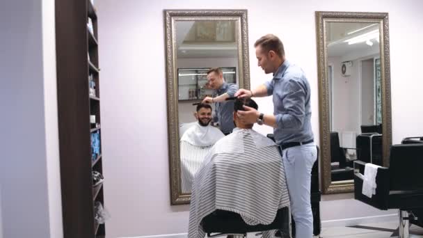 男人的发型和发型。理发师满足客户的愿望. — 图库视频影像