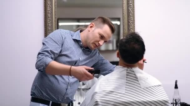 Homem elegante sentado barbeiro Cabeleireiro Cabeleireiro Mulher cortando seu cabelo Retrato — Vídeo de Stock