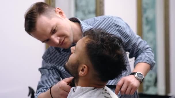 Corte de pelo en casa hombre carismático tienen un corte de pelo tiempo profesional — Vídeo de stock