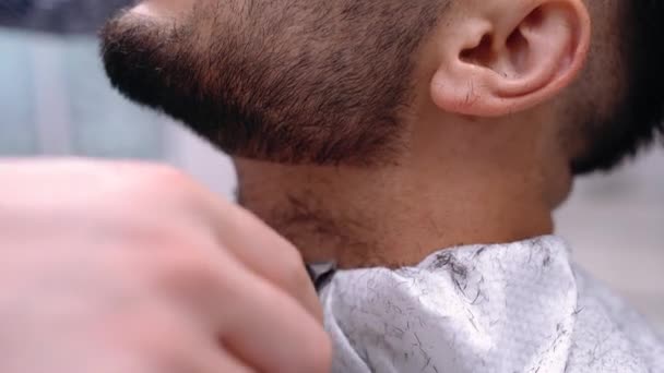 Barbería. Barba de estilo y bigote con una navaja de afeitar y tijeras pequeñas — Vídeos de Stock