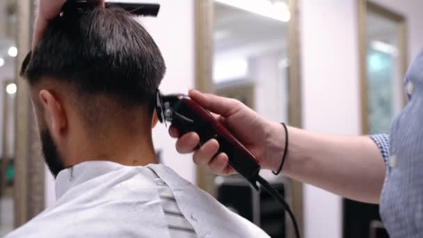 Friseur schneidet Haare mit der Schere. Rückansicht des Mannes im Friseurladen — Stockvideo