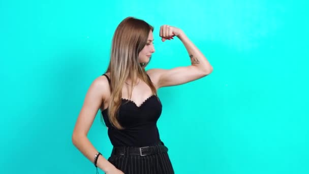 Портрет молодої жінки, що показує, як її м'язи посміхаються на камеру — стокове відео