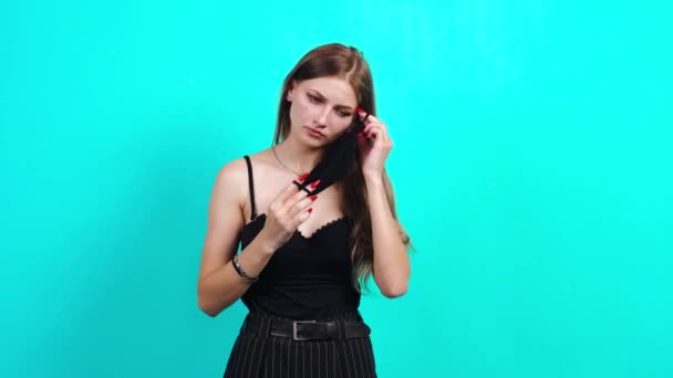 Närbild av ung kvinna med blont hår bär svart skyddsmask under karantänstid. — Stockvideo