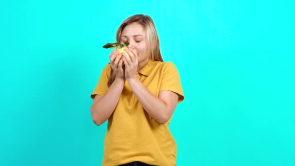 The young woman holds a beautiful quince in her hand, promotes a healthy lifestyle — Αρχείο Βίντεο