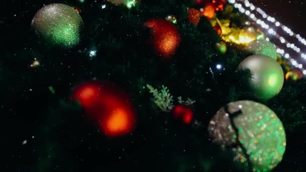 Movimiento lateral de abajo hacia arriba de un árbol de Navidad casi decorado. — Vídeos de Stock
