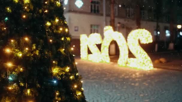 2021 in large size, decorated with Christmas lights. — Stock Video