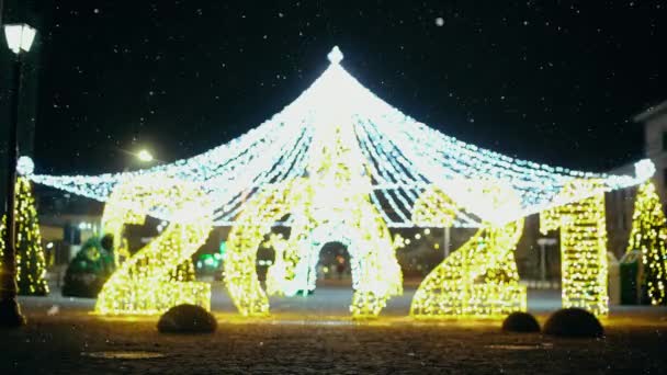 겨울 휴가의 마법을 반영하는 다양 한 빛과 글로브로 장식 된 큰 2021 년. — 비디오