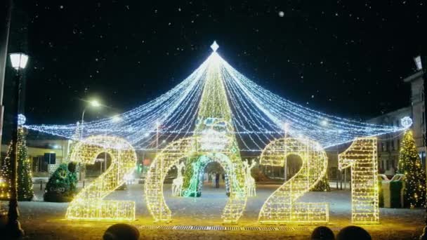 2021 in large size decorated with multiple lights and globes, which reflects the magic of winter holidays. — Stock Video